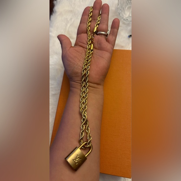 LOUIS VUITTON Lock #332 and chain- NO key - Picture 4 of 4